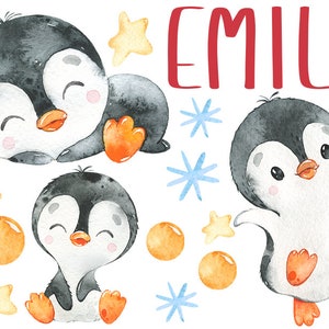 Könnte beinhalten: Aquarell-Illustration von drei Pinguinen mit dem Namen "EMILY" in roten Buchstaben. Die Pinguine lächeln und haben orangefarbene Schnäbel. Der Hintergrund ist weiß mit blauen Schneeflocken und orangefarbenen und gelben Sternen.