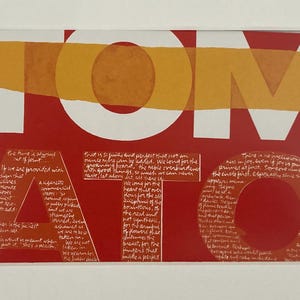 Op de afbeelding: Abstracte kunstprint met het woord "TOM" in grote witte letters op een rode achtergrond. Het woord "ATO" staat ook in het wit, met handgeschreven tekst. Een gele en oranje streep loopt over de bovenkant.