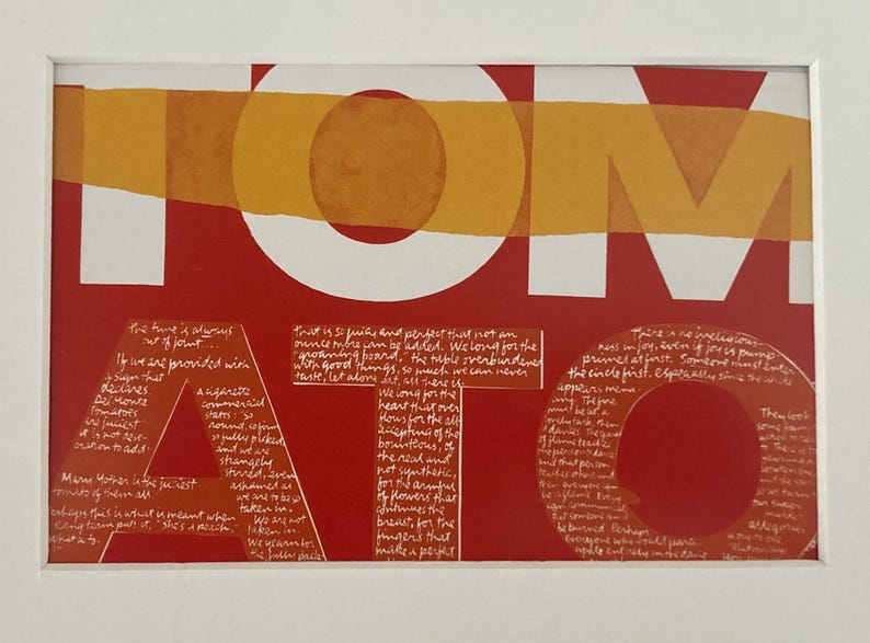 Op de afbeelding: Abstracte kunstprint met het woord "TOM" in grote witte letters op een rode achtergrond. Het woord "ATO" staat ook in het wit, met handgeschreven tekst. Een gele en oranje streep loopt over de bovenkant.