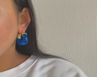 ADONIS. Boucles d'oreilles en or imparfaites bleu cobalt, grosses résine | Boucles d'oreilles bleues, boucles d'oreilles bleu électrique, boucles d'oreilles bleues