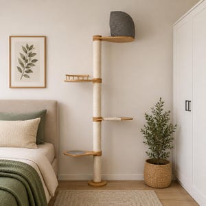 Puede incluir: Un árbol para gatos de suelo a techo con un poste central de madera envuelto en cuerda de sisal clara. Incluye cuatro plataformas circulares de madera a distintas alturas, una con barandilla, una con almohadilla gris y una cúpula gris superior.
