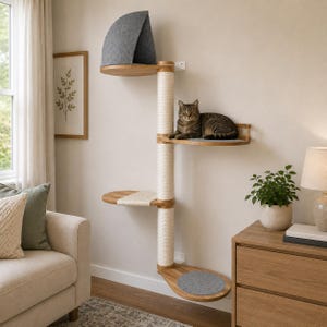 Könnte beinhalten: Ein mehrstöckiger Katzenbaum mit einer grauen Katze, die sich auf einer Holzplattform ausruht. Der Baum hat ein Katzenhaus aus grauem Filz, mehrere Plattformen und einen mit Sisal umwickelten Pfosten. Der Katzenbaum ist an einer beigen Wand befestigt.
