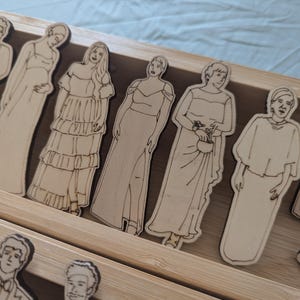 Pu&ograve; includere: Un vassoio da portata in legno fatto a mano con finitura naturale. Il vassoio presenta una forma rettangolare, bordi rialzati e maniglie integrate. La venatura del legno &egrave; visibile, mostrando il fascino rustico. Ideale per servire cibo o esporre oggetti decorativi.