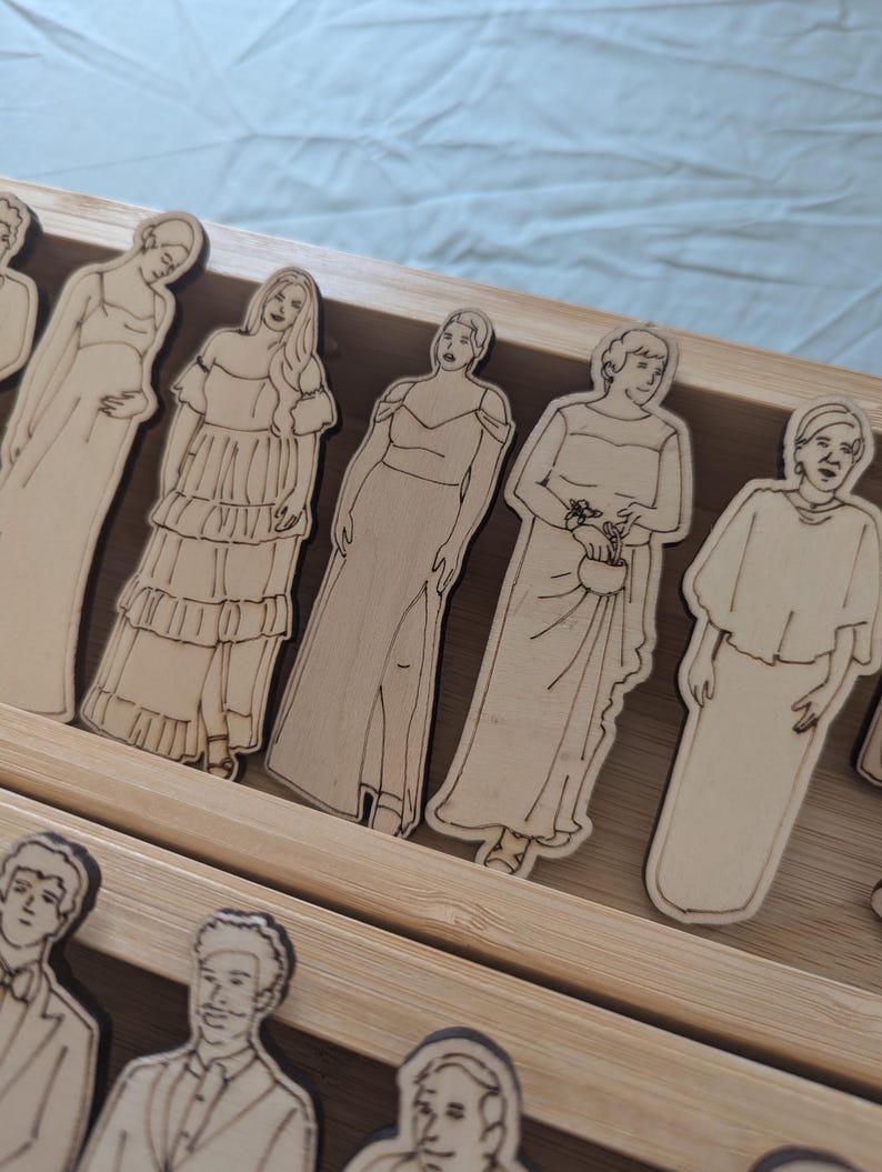 Pu&ograve; includere: Un vassoio da portata in legno fatto a mano con finitura naturale. Il vassoio presenta una forma rettangolare, bordi rialzati e maniglie integrate. La venatura del legno &egrave; visibile, mostrando il fascino rustico. Ideale per servire cibo o esporre oggetti decorativi.