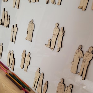 Pu&ograve; includere: Un set di figure di persone ritagliate in legno, probabilmente per un albero genealogico o una decorazione da matrimonio. Le figure sono non dipinte e pronte per essere colorate.