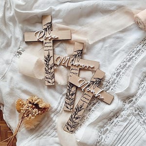 Croce battesimale in legno personalizzata – Regalo religioso per neonati – Decorazione per la cameretta dei bambini – Dolce e simbolico ricordo spirituale