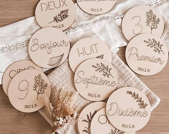 13 cartes étapes bébé en bois personnalisées – Cadeau naissance original – Accessoire photo mensuel
