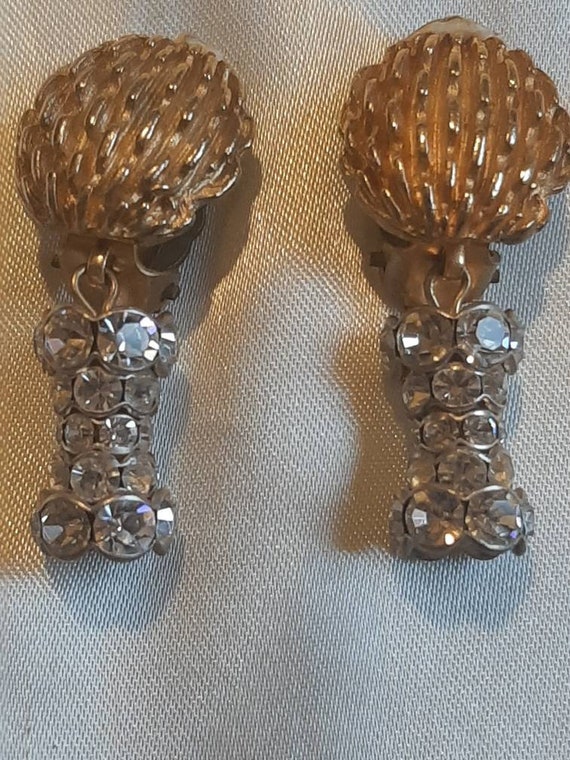 Vintage Farah Lister clip on dangle earrings.