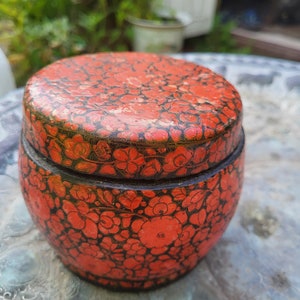 Antik indisk kashmirlackerad förvaringskruka/tebehållare.