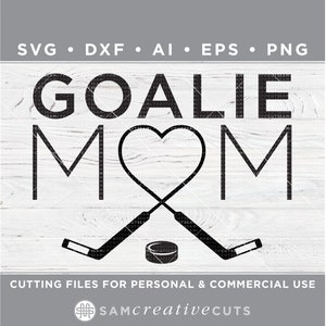 Puede incluir: Dise&ntilde;o digital en blanco y negro con las palabras "GOALIE MOM" y un coraz&oacute;n formado por dos palos de hockey y un disco.