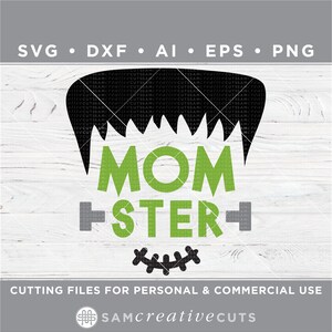 以下が含まれることがあります： 白い木製の背景に「MOMSTER」という文字が書かれたモンスターの緑と黒のデジタルカットファイルデザイン。このデザインは、個人用および商用利用可能です。