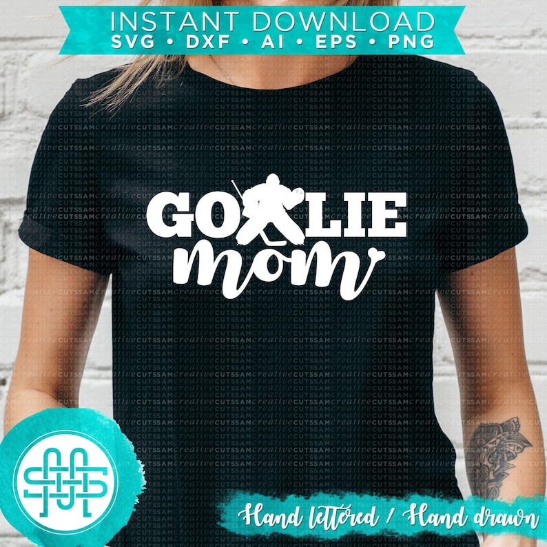 K&ouml;nnte beinhalten: Schwarzes T-Shirt mit den wei&szlig;en Worten "GOALIE mom", das eine Hockey-Torwart-Silhouette zeigt. Das Oberteil enth&auml;lt auch den Text "INSTANT DOWNLOAD" und "Hand lettered / Hand drawn".