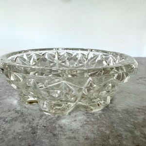 Vintage kleine Pressglasschale mit Fuß, Konfektteller, Schmuckteller