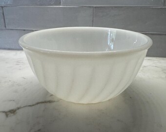 Bol para mezclar de vidrio opalino blanco con diseño de remolino de Anchor Hocking Fire King, 7 pulgadas.