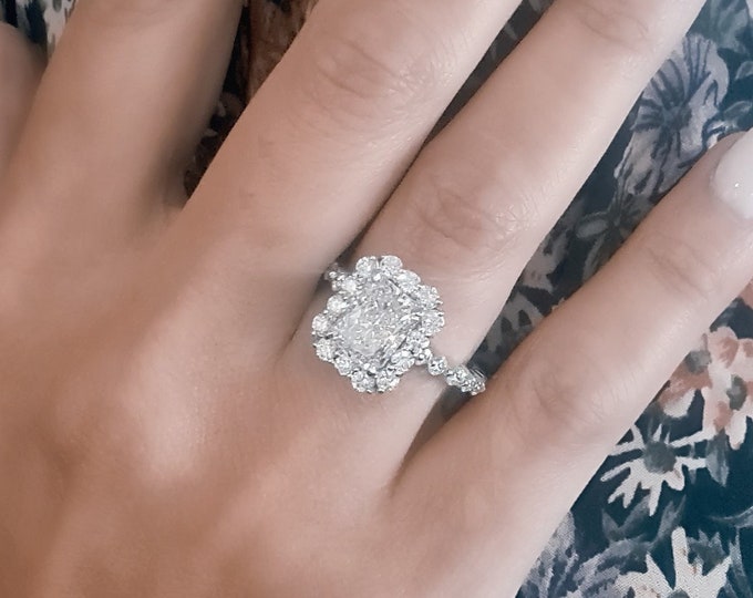 This sparkly single prong diamond halo setting features a 3 carat IGI certified CVD lab grown center diamond & 1.35 carats accent diamonds