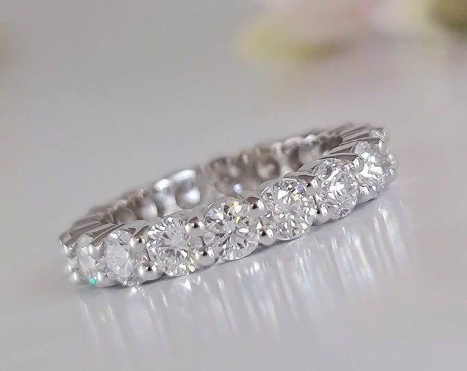 This 3.60 carats ideal round brilliant cut CVD lab grown diamond eternity wedding band features 0.20 carats diamonds each