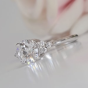 IGI Certified E/VVS2 1.20 Carats Lab Grown Diamond Engagement Ring With Round Side Stones 14K Gold