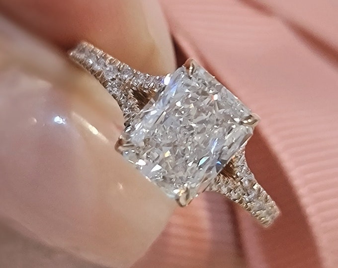 This classic 14K rose gold split shank setting features a 2.50 carat IGI certified CVD lab grown diamond & 0.42 carats accent diamonds