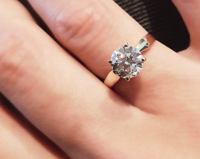 This Classic 14K yellow solitaire setting features a 1 carat IGI Certified CVD lab grown diamond