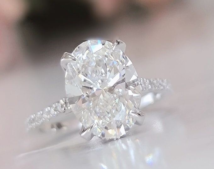 This Classic Cathedral setting features a 3 carat IGI Certified CVD lab Grown diamond & 0.60ct accent diamonds