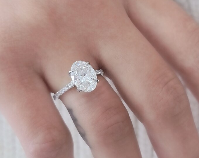 2ct Oval Lab Grown Diamond Engagement Ring – 2.50ct Total with Accent Diamonds – IGI Certified CVD F VS1 – Ethical 2 Carat Ring for Her