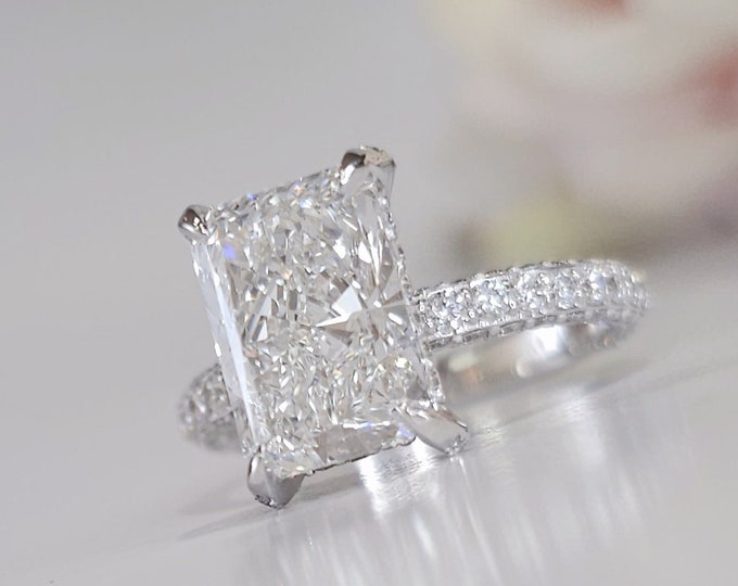 This gorgeous setting features a 2.90ct IGI certified CVD lab grown elongated radiant cut diamond and 1.14ct accent diamonds