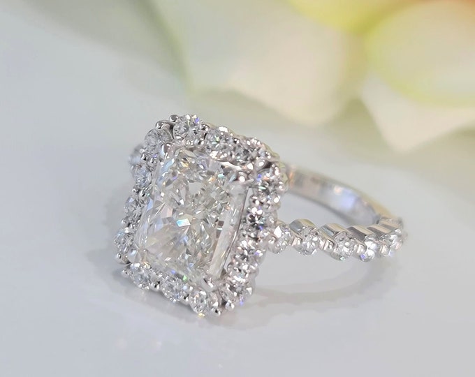 This sparkly single prong diamond halo setting features a 3 carat IGI certified CVD lab grown center diamond & 1.35 carats accent diamonds