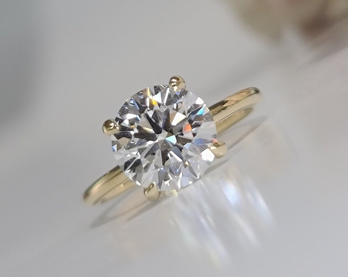 This Classic 14 K Yellow gold engagement ring set features a 2.5 carat IGI certified CVD lab grown diamond