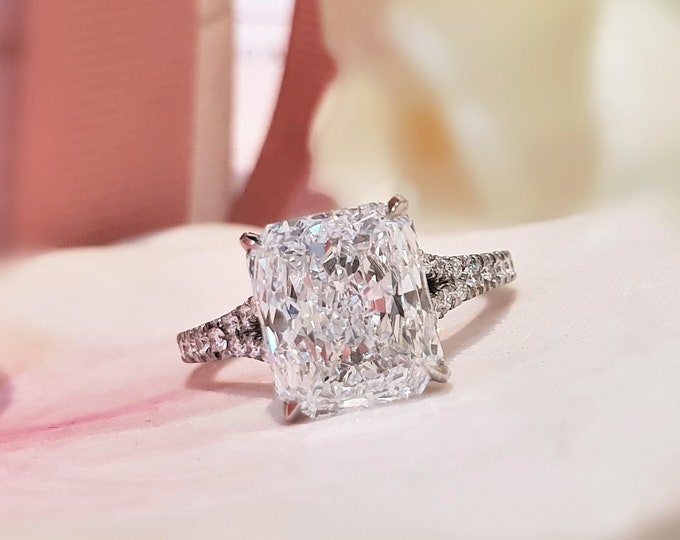 This elegant split shank diamond setting features a 2.50 carat radiant cut IGI certified CVD lab grown diamond