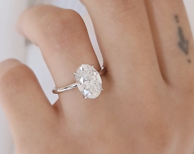 This classic solitaire setting features a 2.50 carat oval cut IGI certified CVD lab grown diamond