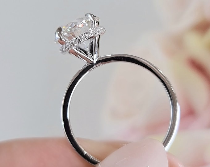 This Classic hidden halo setting features a 2.20 carat Round Cut IGI Certified CVD Lab Grown Diamond