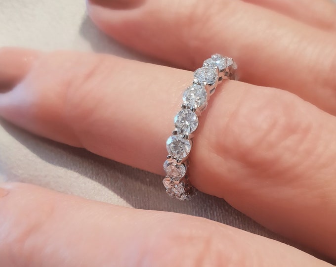 This 3.60 carats ideal round brilliant cut CVD lab grown diamond eternity wedding band features 0.20 carats diamonds each