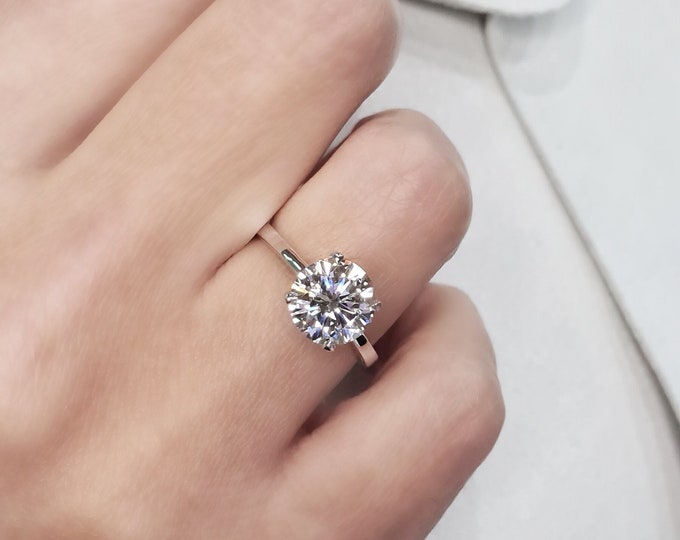 This Classic Cathedral setting features a 2.50 CT Round Cut IGI Certified CVD Lab Grown Diamond