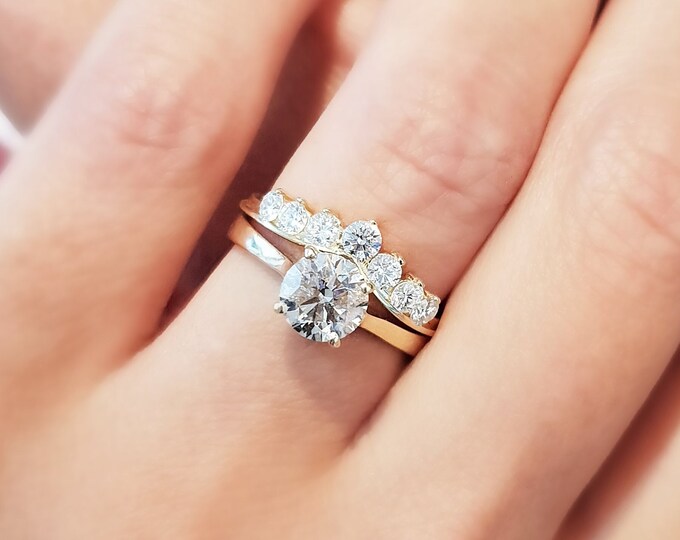 This Classic Yellow gold engagement ring set features a 1 carat IGI certified CVD lab grown diamond in a delicate 4 prong setting and flushing diamond wedding band