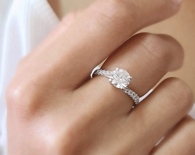 This Classic twisted band diamond setting features a 1.20 carat Round Cut IGI Certified CVD Lab Grown Diamond & 0.30 carats side diamonds
