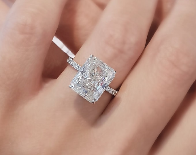 This stunning 18K gold hidden halo setting features a 4.25ct IGI certified CVD lab grown elongated radiant cut diamond and 0.67ct accent diamonds