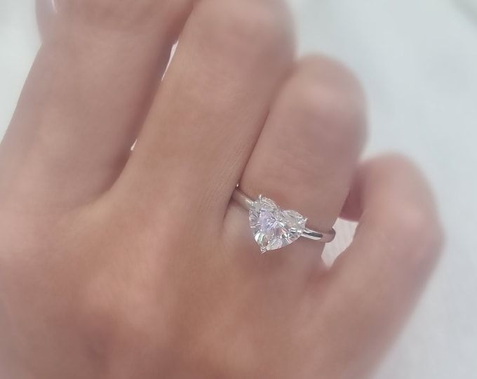 This classic solitaire 14K white gold setting features a 2 carat IGI certified CVD lab grown heart shaped center diamond
