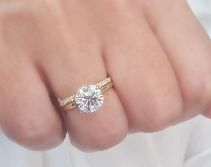This Classic Yellow gold engagement ring set features a 2 carat IGI certified CVD lab grown diamond in a delicate 6 prong setting and flushing diamond wedding band