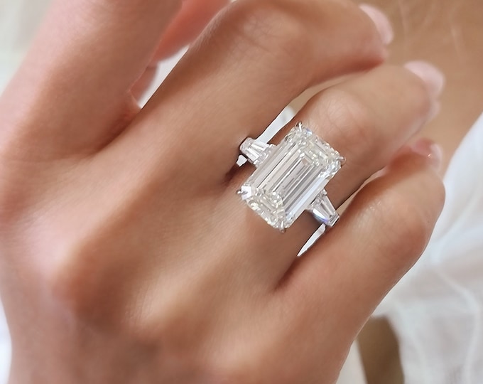 This elegant platinum 3 stone setting features a 10 carat IGI certified CVD lab grown emerald cut diamond & 0.80 carats tapered baguette side diamonds