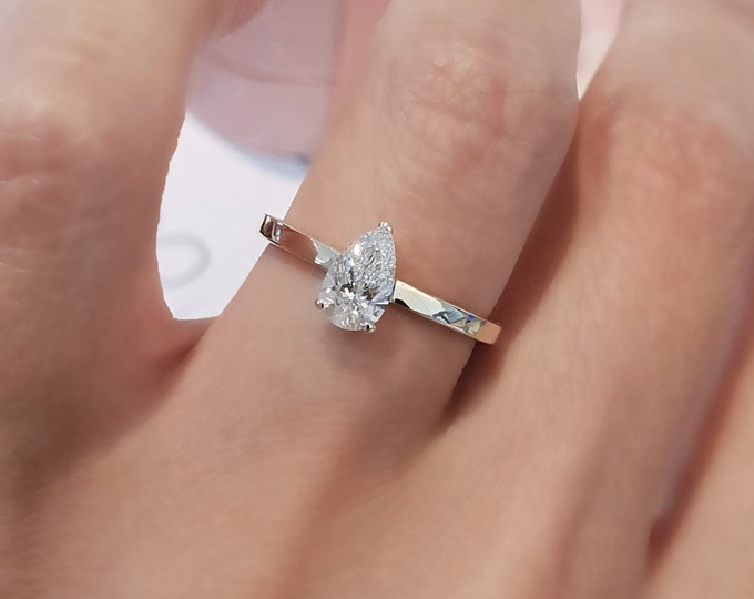 This classic solitaire yellow gold ring features a 1 carat IGI certified CVD lab grown pear cut diamond