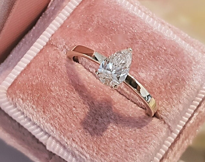 This classic solitaire yellow gold ring features a 1 carat IGI certified CVD lab grown pear cut diamond