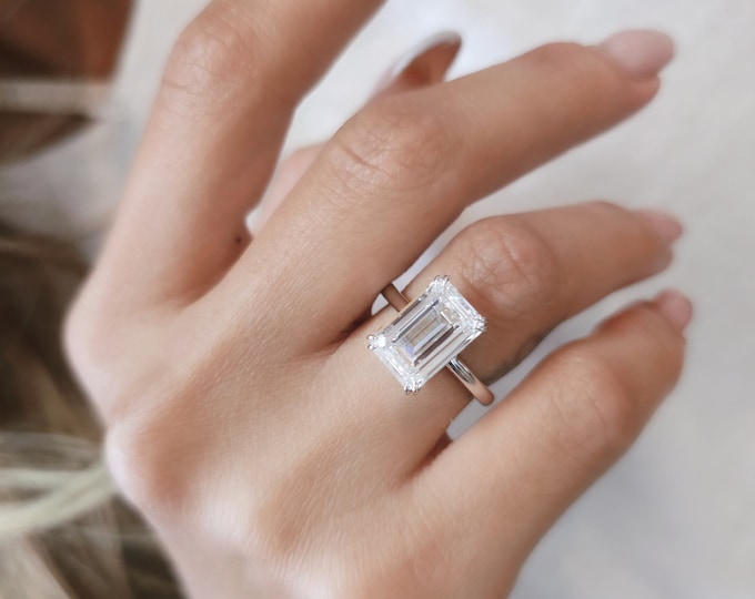 This classic setting features a 5 carat emerald cut IGI certified CVD lab grown diamond