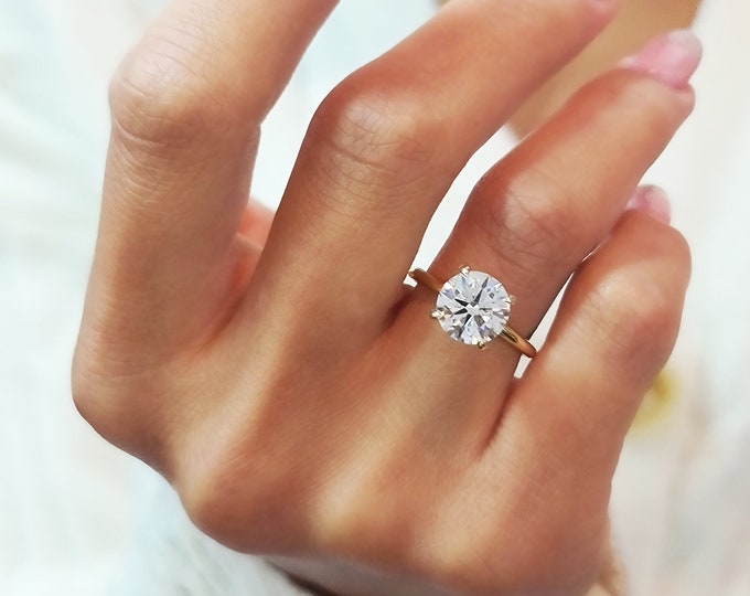 This Classic 14 K Yellow gold engagement ring set features a 2.5 carat IGI certified CVD lab grown diamond