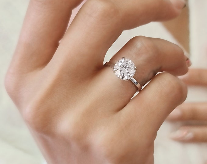 This Classic hidden halo setting features a 2.20 carat Round Cut IGI Certified CVD Lab Grown Diamond