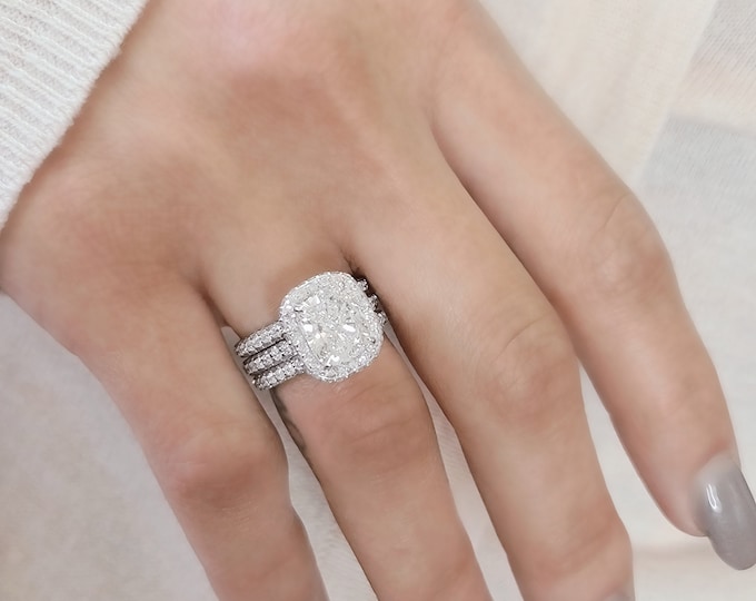 This unique double edge halo 14K gold diamond setting features a 3 carat IGI certified CVD lab grown cushion cut diamond & 1.40 carats accent diamonds accompanied by two 0.75ct matching wedding bands