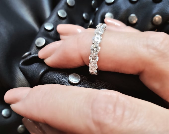 This 3.60 carats ideal round brilliant cut CVD lab grown diamond eternity wedding band features 0.20 carats diamonds each