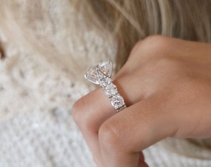 This Victorian style cathedral setting features a unique single prong 0.50 carats diamond halo and is set with a 3 carat center oval cut diamond