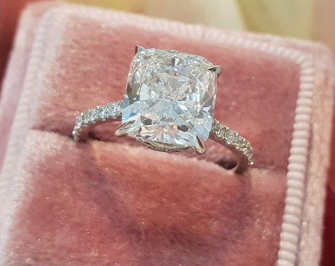 This unique invisible gallery with hidden halo setting features a 2 carat IGI certified CVD lab grown diamond