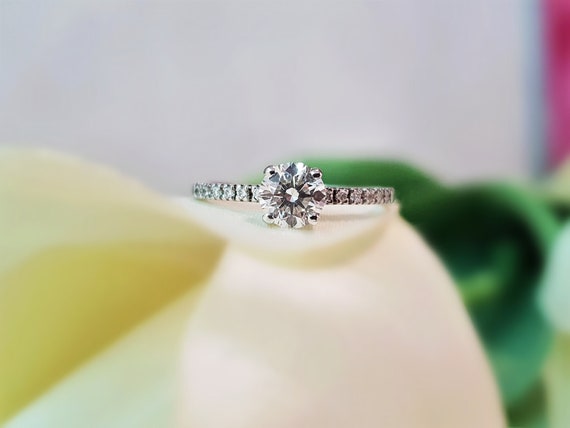 Anello di fidanzamento solitario con diamante taglio brillante