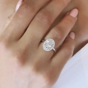 Sprankelende romantiek: ovale diamanten halo-verlovingsring - 14 kt witgoud